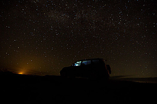 星空下的越野车