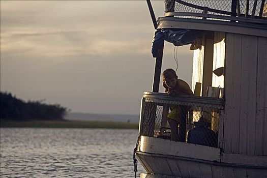 享受,日落,上方,亚马逊河,男孩,船尾,河船,巴西