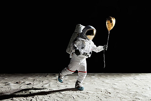 宇航员,月亮,拿着,心形,氦气球