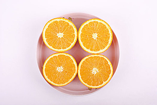 切开的橙子摆在盘子中