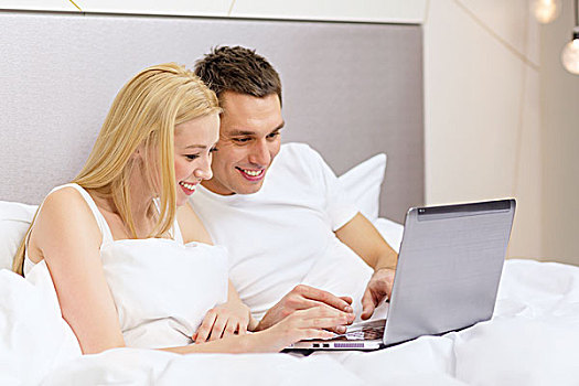 酒店,旅行,关系,科技,互联网,高兴,概念,微笑,情侣,床上,笔记本电脑