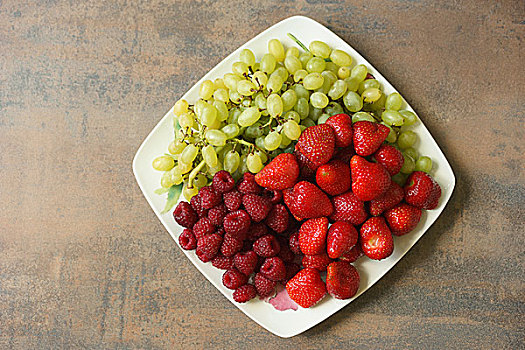 盘子,草莓,树莓,葡萄,俯视
