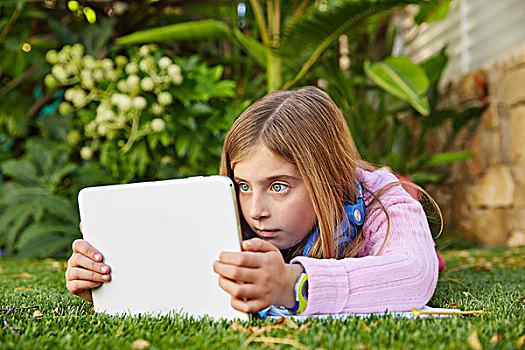 金发,儿童,女孩,平板电脑,躺着,草,草皮,吃惊,表情