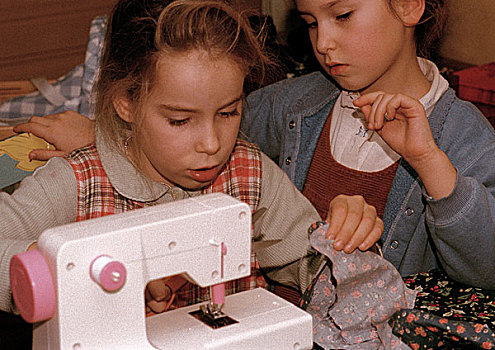 两个女孩,并排,一个,缝纫机