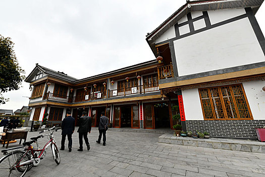 贵州遵义市播州区花茂村,绿水青山引游客