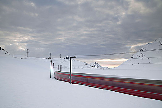 高速列车,迅速,雪景,黎明,格劳宾登,恩格达恩,瑞士,欧洲