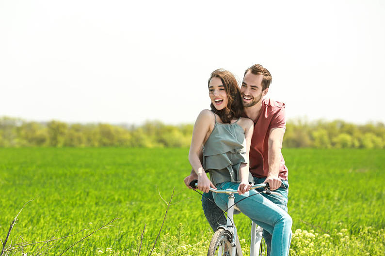 情侣骑单车图片唯美图片