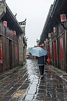 雨中三河古镇