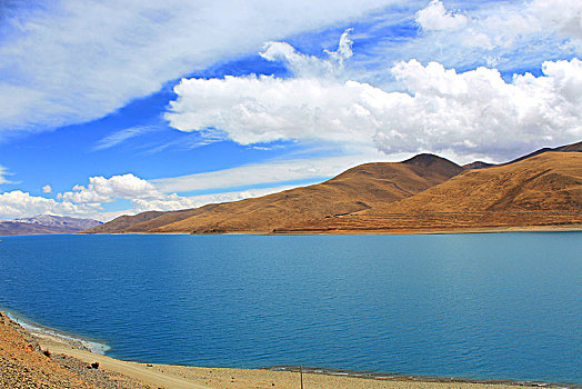 中国西藏羊湖羊卓雍措徒步旅行山脉蔚蓝天空Tibet,lhasa,YamdrokTso,China