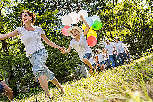 人群,跑,树林,男孩,拿着,束,气球
