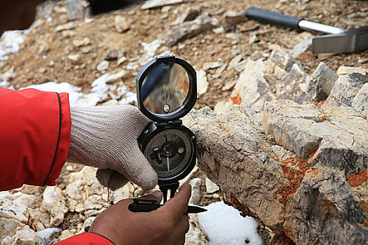 可可西里库赛湖北峰上科考队员在测试地质的坐标