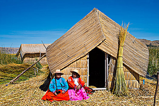 两个女人,印第安人,戴着,传统服饰,坐,正面,芦苇,小屋,漂浮,岛屿,提提卡卡湖,南方,秘鲁,南美