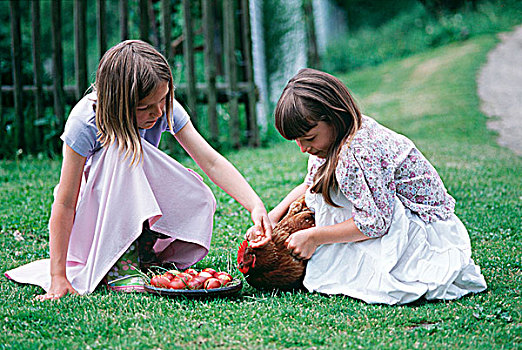 两个女孩,复活节彩蛋,鸡肉,草地