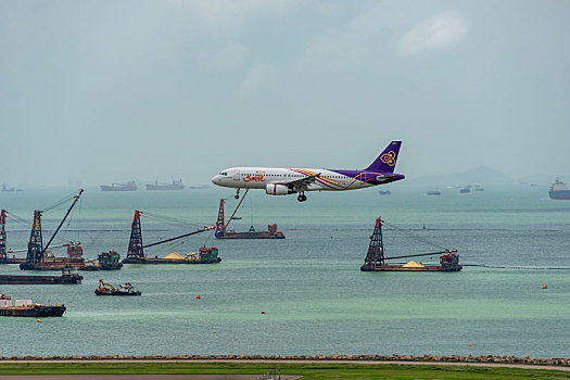 一架泰国微笑航空的客机正降落在香港国际机场