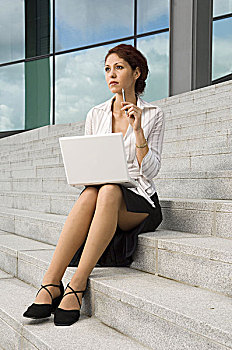 职业女性,楼梯,坐,笔记本,序列,人,女人,午餐时间,电脑,数据输入,解决,专注,工作