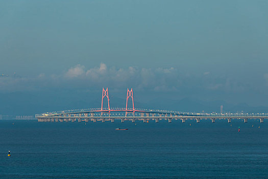 横跨珠江口海域伶仃洋上的港珠澳大桥