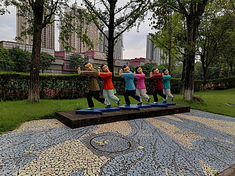 重庆沙坪坝,四川美术学院建筑雕塑及涂鸦墙,摆最文艺范儿的pose