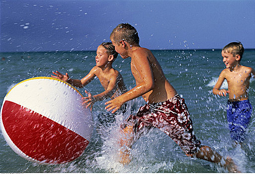 三个男孩,泳衣,玩,水皮球,水中,海滩