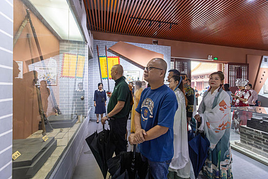 广西蒙山,游客参观太平天国在永安史实陈列馆