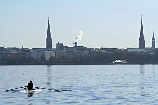 德国汉堡市内湖上的划船者