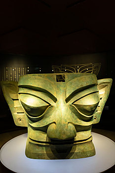 四川广汉三星堆博物馆青铜面具,商代晚期,1986年三星堆二号祭祀坑出土