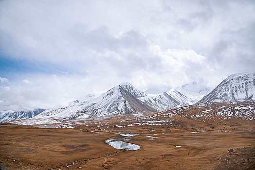 塔什库尔干塔吉克自治县红其拉甫口岸旁的喀喇昆仑山群山山脉