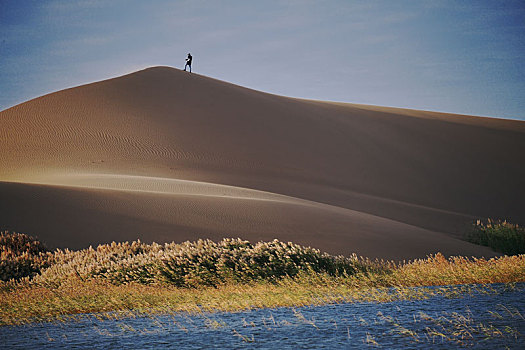 巴丹吉林沙漠之黄沙碧水