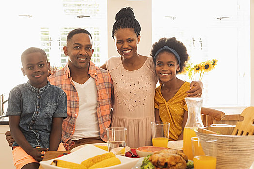 高兴,美国黑人,家庭,看镜头,餐桌