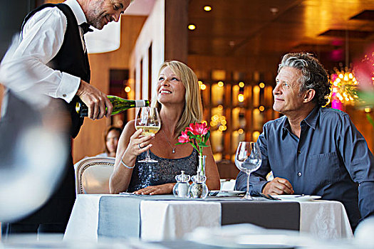 夫妻,坐,餐厅桌子,服务员,倒出,白葡萄酒,女人,玻璃杯