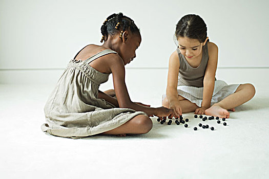 两个女孩,坐,地面,玩,大理石