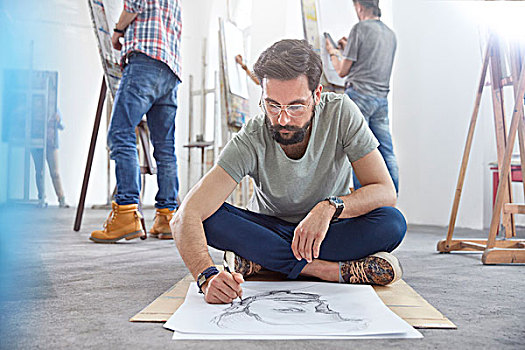 男性,艺术家,盘腿坐,素描,地板,美术课,工作室