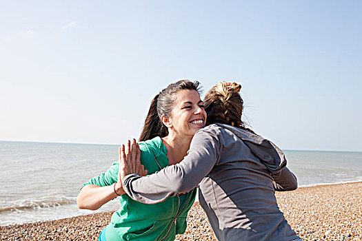 两个女人,热身,培训,倚靠,相互,布莱顿海滩