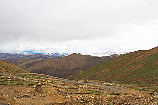 中国西藏高原的高山和白云