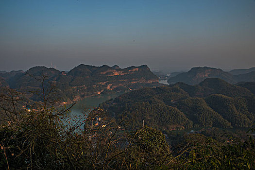 山,丹霞,河流,蓝天,黄昏,大气,田野,水电站,村庄,驴友,旅行,地质公园,丹霞地貌,绿色,灌木,树,草,水潭,素材,平面设计