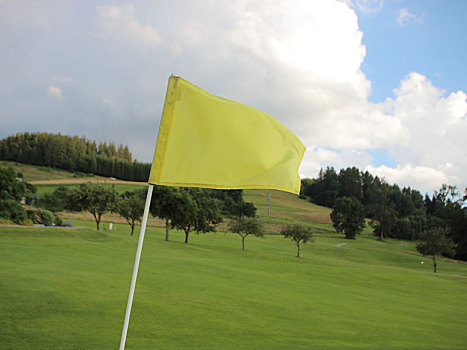 黄色,风吹,旗帜,高尔夫球场,山