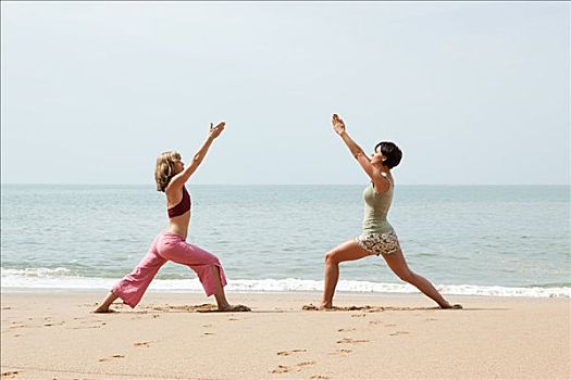 两个女人,练习,瑜珈,海滩