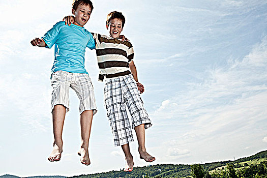 两个男孩,跳跃,蹦床