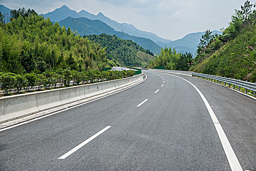 山谷中的高速公路