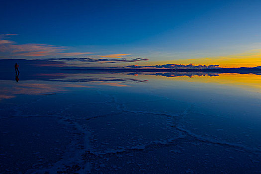 玻利维亚乌尤尼盐湖天空之镜日出