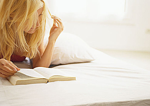 女人,躺着,床,读,书本