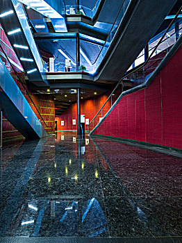国家大剧院内部空间电动扶梯与旋转楼梯