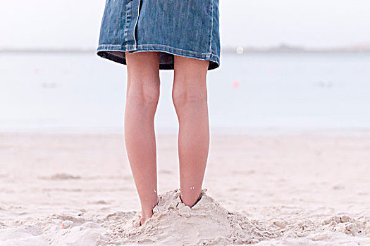 女孩,站立,海滩,脚,掩埋,沙子,下部