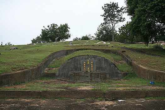 马来西亚,马六甲,三宝山,是中国以外最大的中国人墓地,墓地达25公顷,有12000个坟墓,所以又名,中国之丘