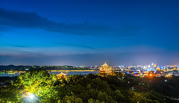 杭州城隍阁夜景和中式建筑长廊