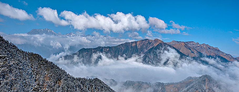 四川大邑县西岭雪山远眺西岭阴界群山