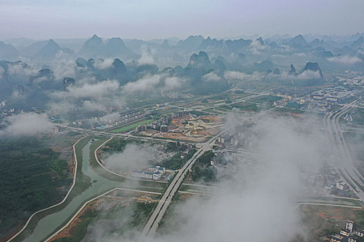 雨后的的喀斯特地貌风光更妖娆