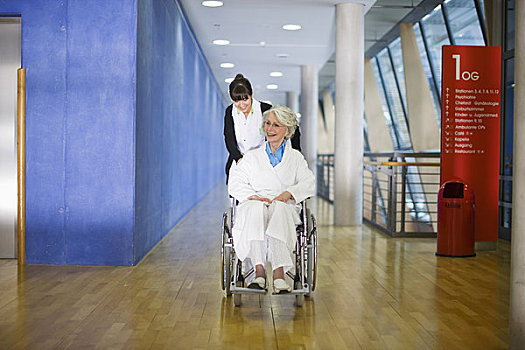 老太太,轮椅,医护人员