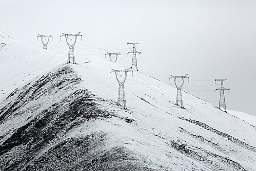 西藏高原高压输电线路