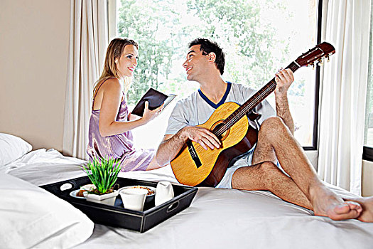 吉他,妻子,拿着,书本,床