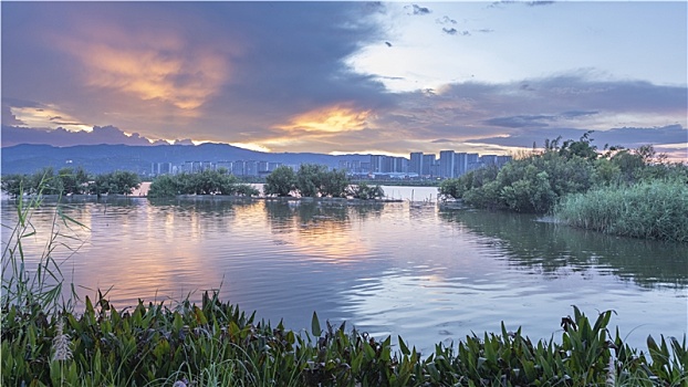 中国云南昆明滇池草海坝河湿地日落晚霞风景